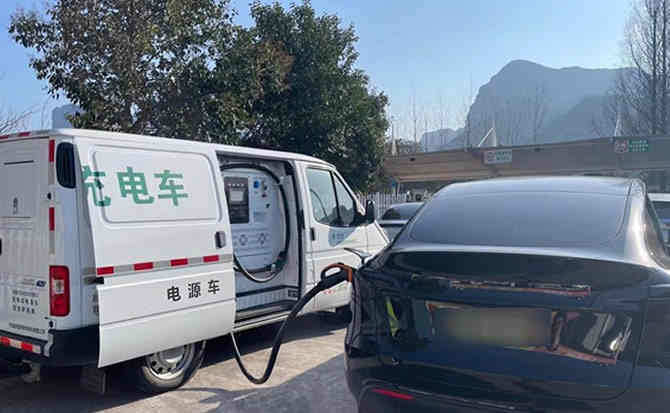 安多汽车搭电